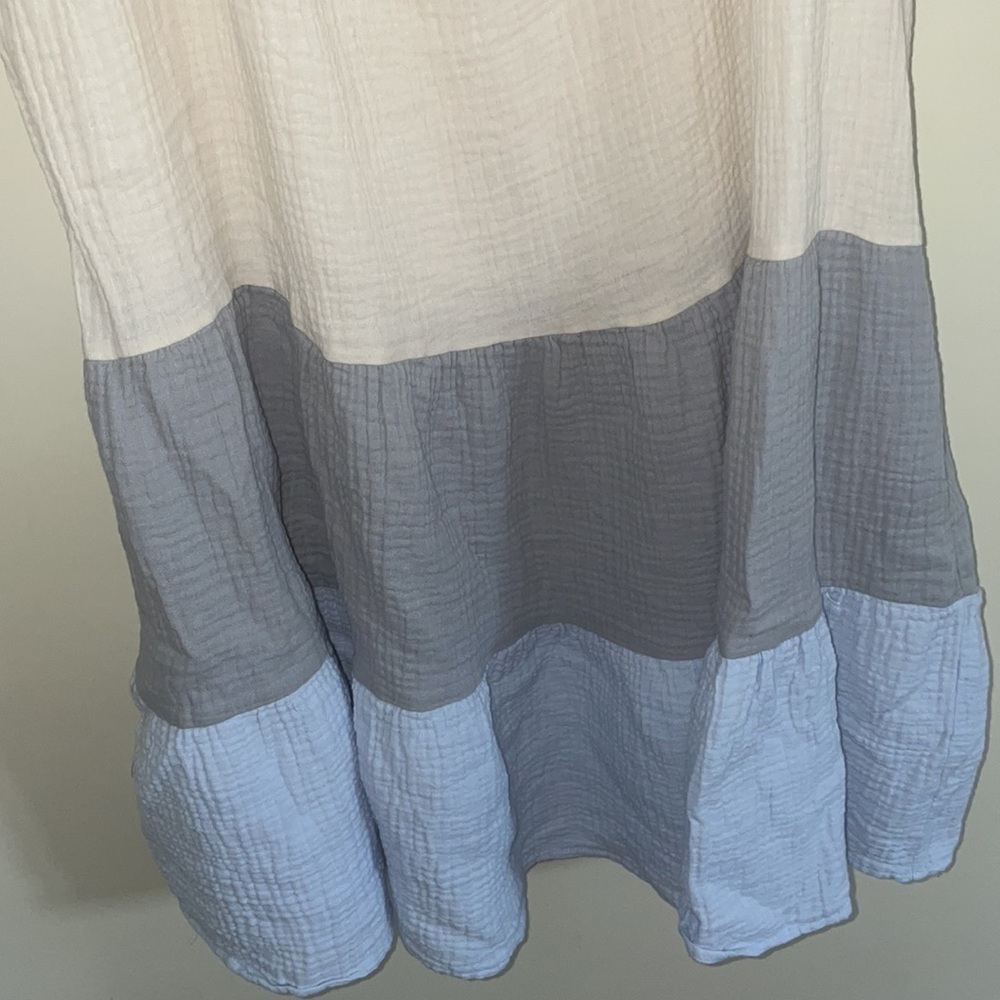 Colorblock flutter sleeve tiered dress. Woman’s size medium - Picture 3 of 7